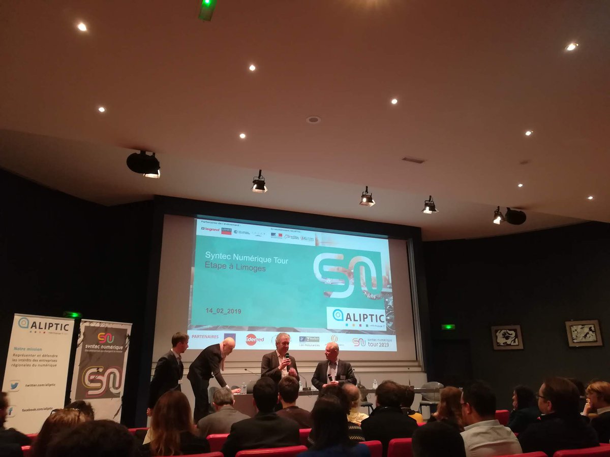aliptic_'s tweet photo. #SyntecNumeriqueTour : place au grand témoin de cet événement :
🗣️ Frédéric Levaux, Chief Digital Officer @Legrand sur le sujet de la #TransformationNumérique et les enjeux du #Numérique.
"Ce n'est pas une menace mais une opportunité, comme un levier de croissance" 📈 https://t.co/CpLs4v4Jrs
