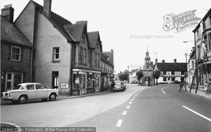 francisfrith's tweet photo. Mere, Wiltshire - the building on the left is now the fabulous greengrocer and florist, fresh bread, coffee and cake shop @SproutandFlower  - why not pop in a grab something fresh to eat. #Mere #Wiltshire

https://t.co/3YI6vmgTae https://t.co/gTgJnxOl9Z