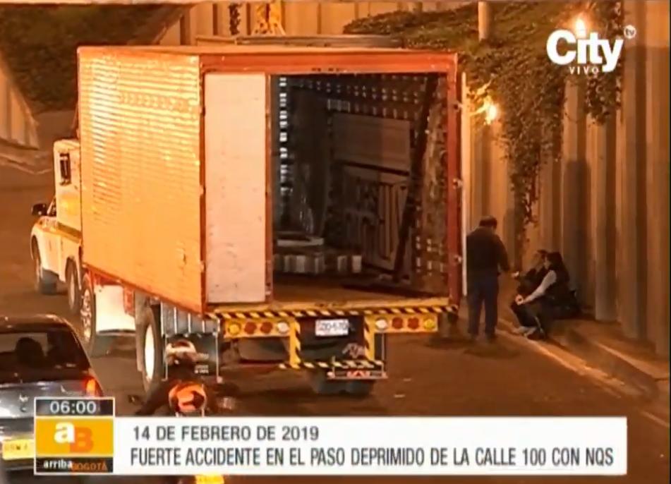 CityNoticiasTv's tweet photo. Aparatoso accidente de tránsito entre un camión y una motocicleta deja un saldo de una persona fallecida y otra gravemente herida 🚚🏍

#Noctámbulo #ArribaBogotá 

@Citytv #ArribaBogota 

Siga la transmisión en vivo en: https://t.co/0jtQy2xUWS https://t.co/NJMPiiamym