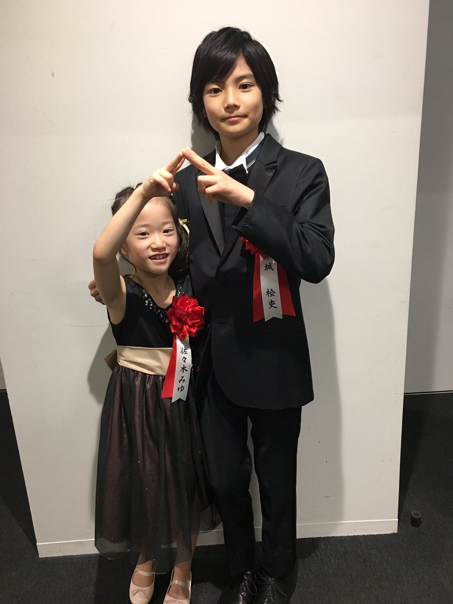 映画 万引き家族 公式 毎日映画コンクール にて 万引き家族 が 日本映画大賞 女優主演賞 安藤サクラ さん 女優助演賞 樹木希林 さん の受賞となり 是枝裕和 監督 安藤さん代理で 城桧吏 くん 佐々木みゆ ちゃん 内田也哉子 さんが表彰式