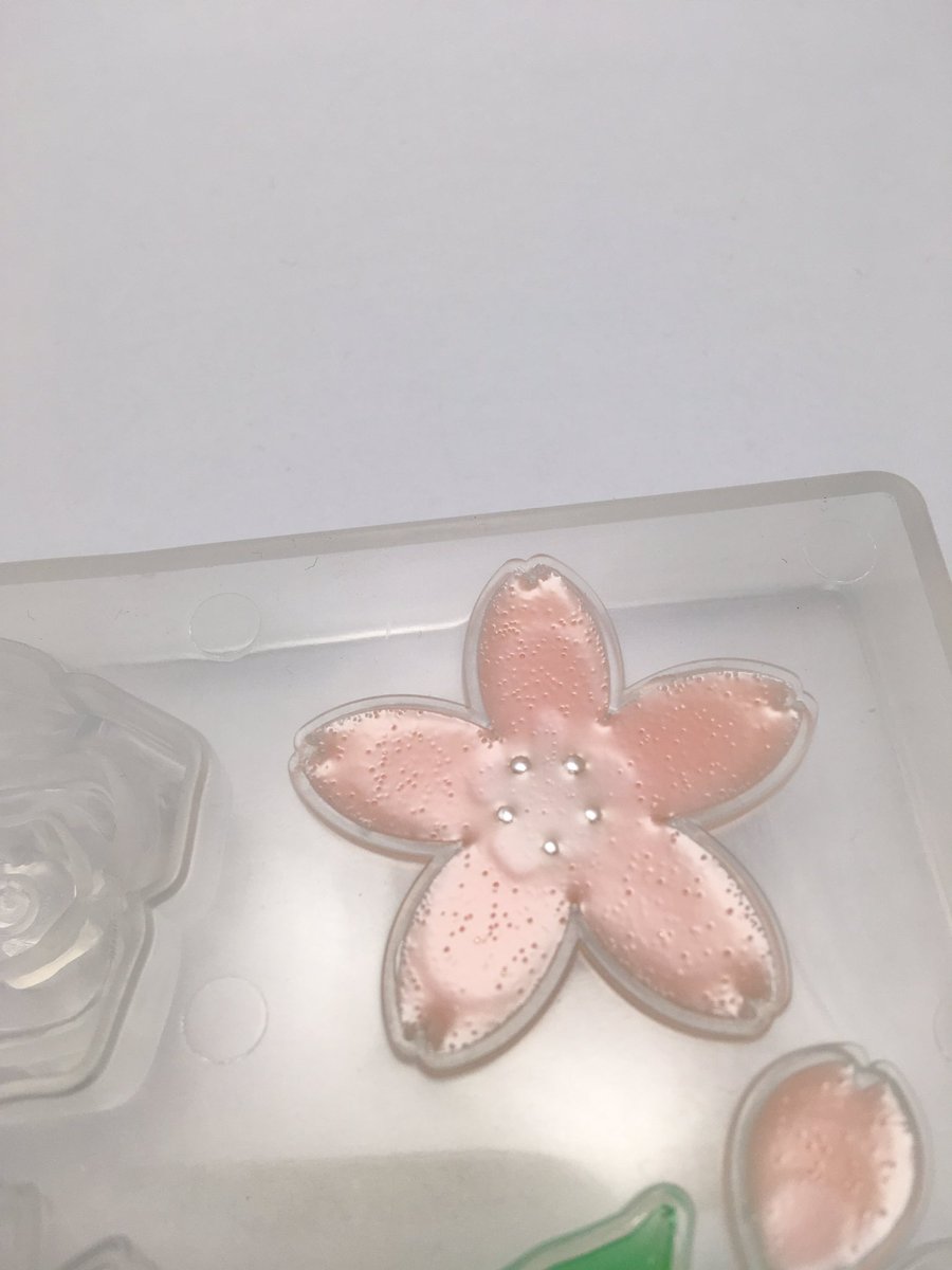 happy_resin's tweet photo. UVレジンで硬化後に急に現れたように見えるブツブツは気泡。硬化中にレジン液の中の気泡が表面に浮いてきて硬化するためこうなります。特にカラーのレジン液を作る時はよく混ぜるのでなりやすいです。 https://t.co/UrRxDWDhPT