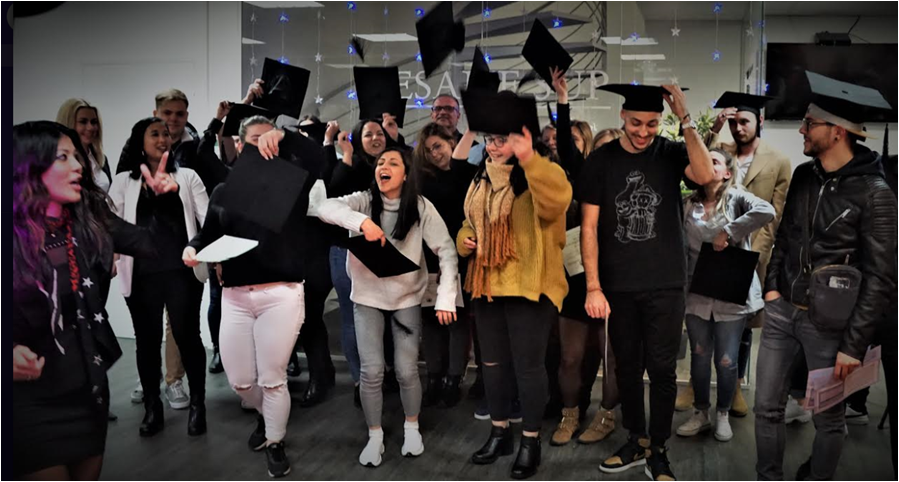 CarrefourRecrut's tweet photo. Le mois dernier avait lieu la remise des diplômes des #alternants du Carrefour Lattes ! 🎓 Félicitations aux 7 diplômés qui ont suivi leur #alternance dans ce magasin #CarrefourHyper avec l'école Cesame Sup 🙌  #diplomés https://t.co/CD5OjWamRI
