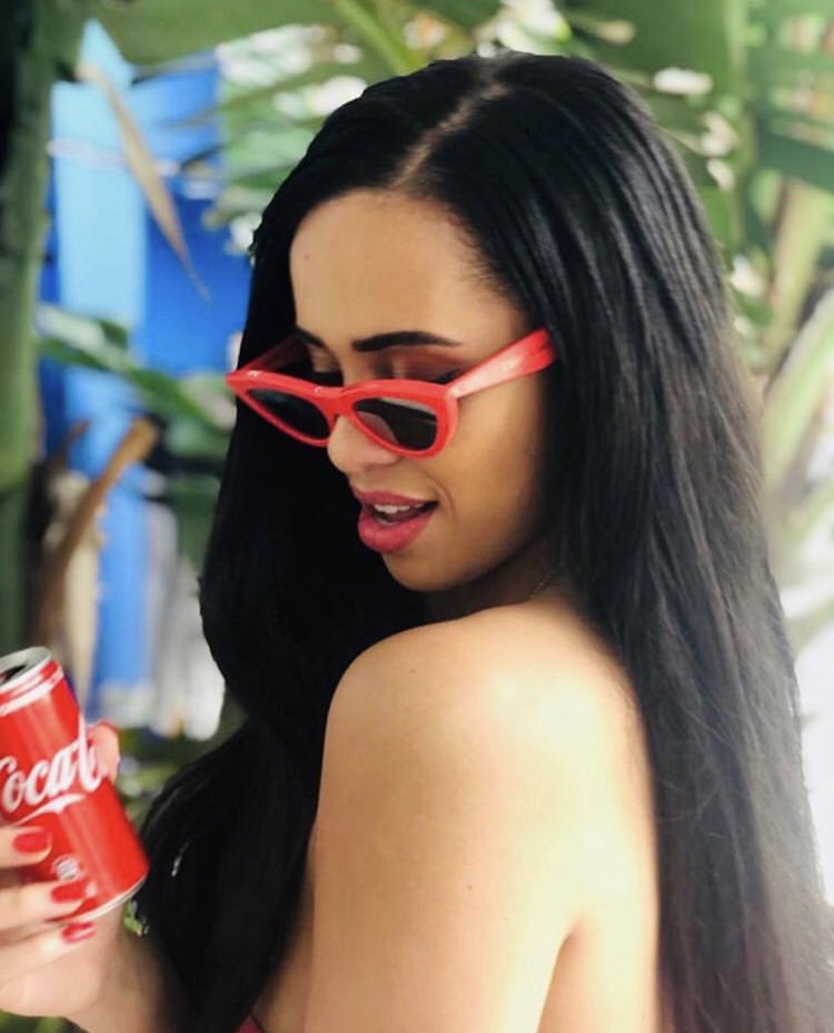 Nicole_Bessick's tweet photo. Wait for the man who looks at you the way I look at my @cocacolaza 🥤❤️ Happy Valentine’s Day, sweet peeps! #ShareACokeWith https://t.co/Dp4FYeTSRS