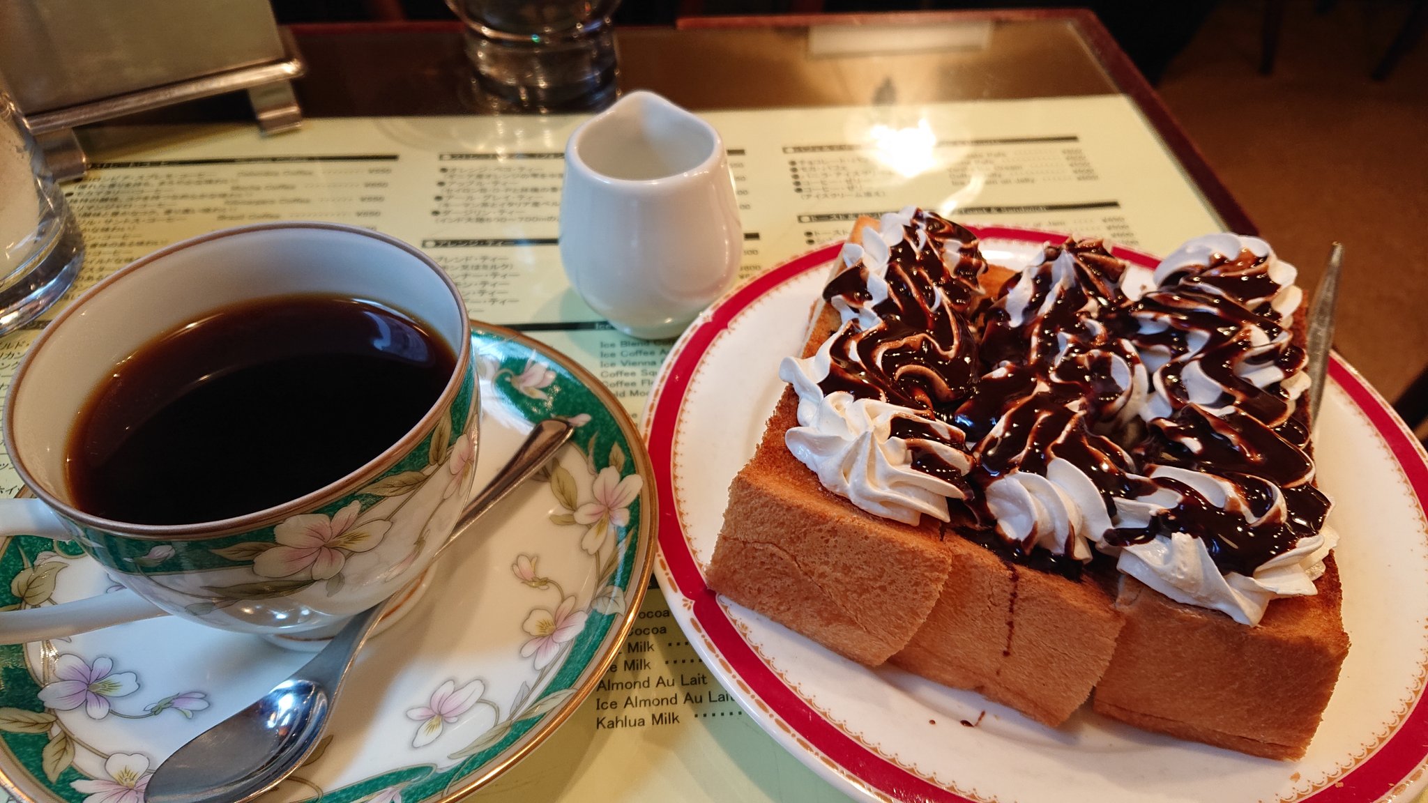 睡蓮 インパルス 四条河原町 京都純喫茶 モカマタリとチョコホイップトースト アレンジコーヒー のメニューが豊富で悩ましいです お店の名前や雰囲気からは渋いマスターを連想しましたが 女性がお一人で切り盛りしてらっしゃいました かっこいいです