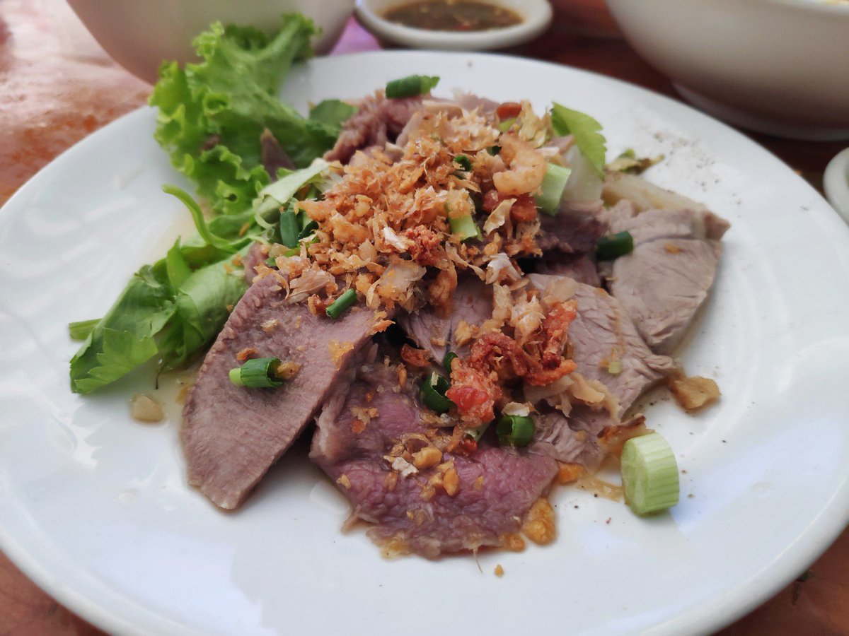 PookEnjoyEating's tweet photo. พบเพชรเม็ดงามแห่งวงการเนื้อวัวค่ะ!! ครบหมดทั้ง ลิ้น เนื้อลาย เนื้อเปื่อย เนื้อสด เครื่องใน ลูกชิ้น!! เสิร์ฟพร้อมน้ำจิ้มแซ่บจัดจ้าน น้ำซุปเข้มข้นไม่ต้องปรุง เนื้อไม่คาวเลย ร้านทำได้สะอาดหมดจดจริงๆ 
พิกัด ถ.เอกาทศรถ พิษณุโลก ใครผ่านไปต้องแวะนะคะ ^^ #อร่อยบอกต่อ #อร่อยไปแดก @aroii https://t.co/U9gQnGoMIb