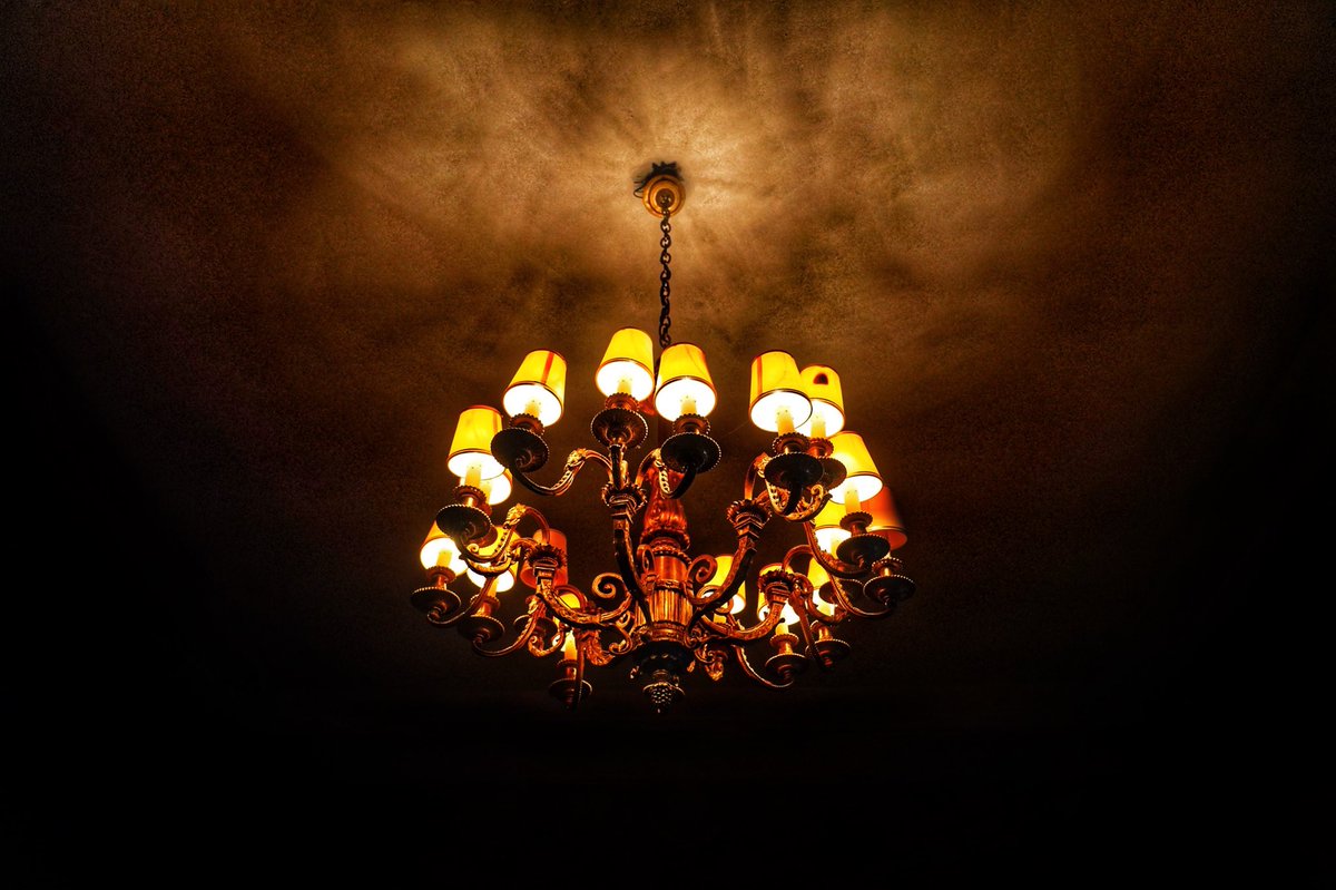 #walkbyshooting #walkbyshootings #photography #SonyA7III #instagram #västerhaninge #sweden #häringe #häringeslott #haninge #mansion #castle #mansionlife #castlelife #ceiling #ceilinglight #ceilinglights #ceilinglighting #lightbulbs #glowinglights #shadows #indoor #nofilter #hdr