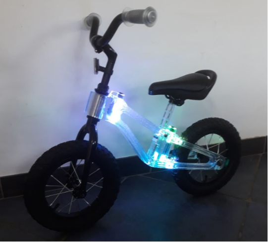 Stg_Roparun's tweet photo. Welke peuter zit er binnenkort superstoere loopfiets met LED-verlichting van @ride_phantom?
Bied nu mee voor de teamopbrengst van @liemersforlife https://t.co/20emNZJ3su
#Roparun #Veiling #Loopfiets https://t.co/WlHqxnLMlU