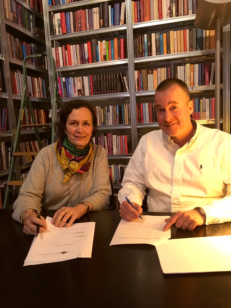 WTillmans's tweet photo. Vriend .@saulvanstapele tekent voor een geheim boekproject. We will keep you posted. π https://t.co/QCs9AQUi3d
