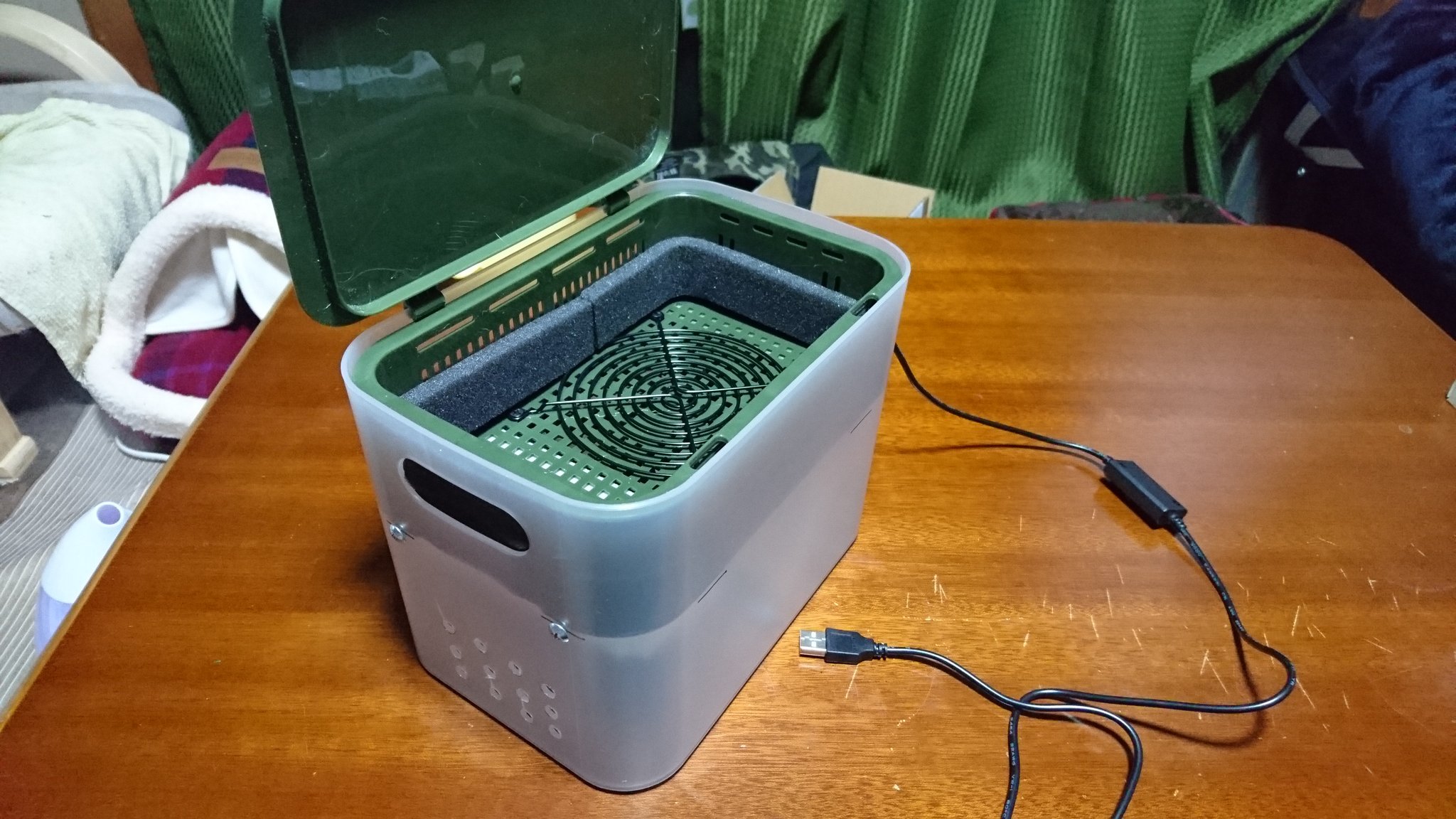 タカーp 自作集塵機 ツイートで作成されている自作集塵機を作って見ました 100均で買ったケースとusbファンを使いトータルで1500円ぐらいでしょうか ファンには台所用ゴミネットを被せて削りかすが散らないようにしてみました 吹き返しは少ない感じ