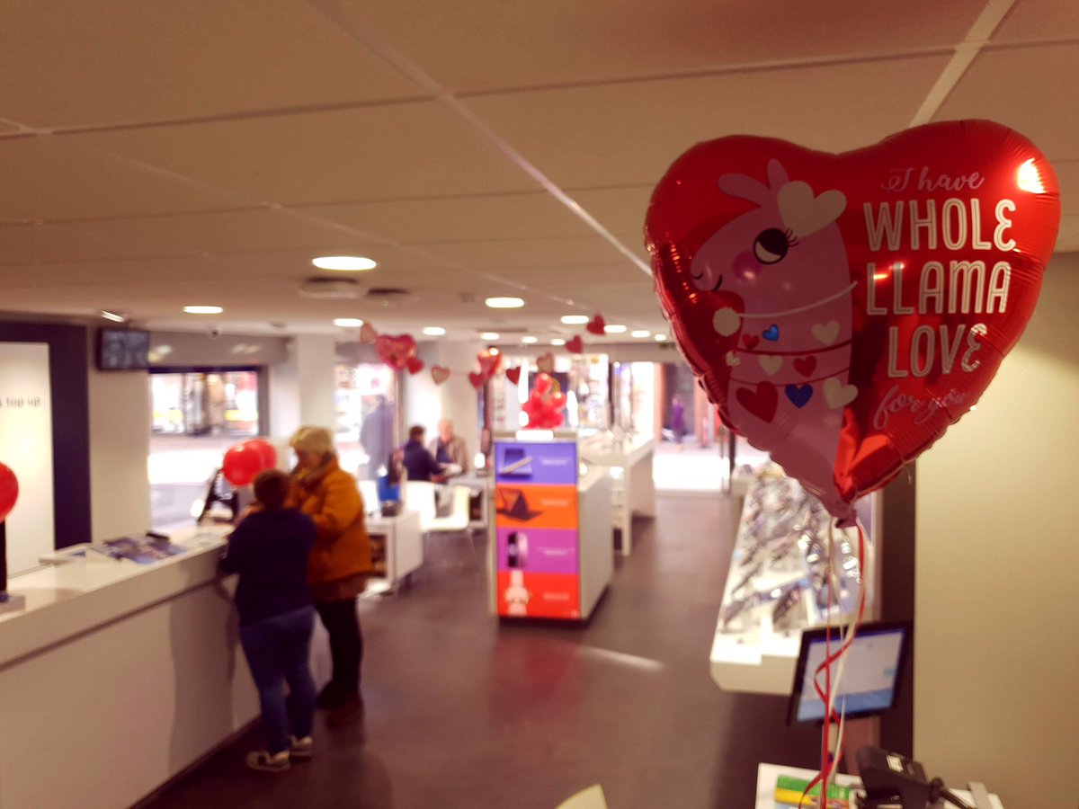 O2GuruMike's tweet image. We’ve got the #O2Macclesfield store all dressed up and ready for the most romantic day of the year! Thought I’d use the opportunity to play around with the settings on the pro camera on my #SamsungNote9 to capture these photos. Pop into store today to find out more💙