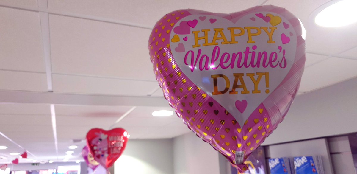 O2GuruMike's tweet image. We’ve got the #O2Macclesfield store all dressed up and ready for the most romantic day of the year! Thought I’d use the opportunity to play around with the settings on the pro camera on my #SamsungNote9 to capture these photos. Pop into store today to find out more💙