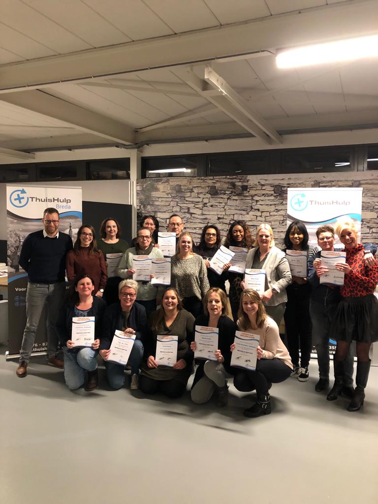 BredaThuishulp's tweet photo. De eerste groep ThuisHulp Breda collega’s hebben het certificaat Observeren en Signaleren ontvangen. Onze collega’s hebben dit certificaat tijdens een kennisoverdracht van onze samenwerkingspartner Home Instead Breda &amp; Etten-Leur gekregen. #Samenvoordezorg https://t.co/U8h38pBc85