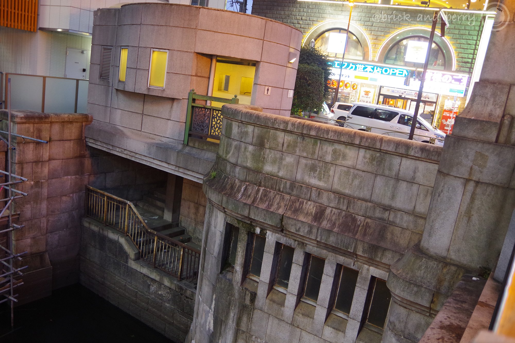 抄夏 No Twitter 万世橋 下に見える謎の遺構 一時期トマソン地下室としてネットでも有名になりました 今は公衆トイレの下に位置しており 区の保存対象のようですが 何の用途のものだったのかはまだわかっていないそう 古さやデザインから 万世橋駅と同時期のものか