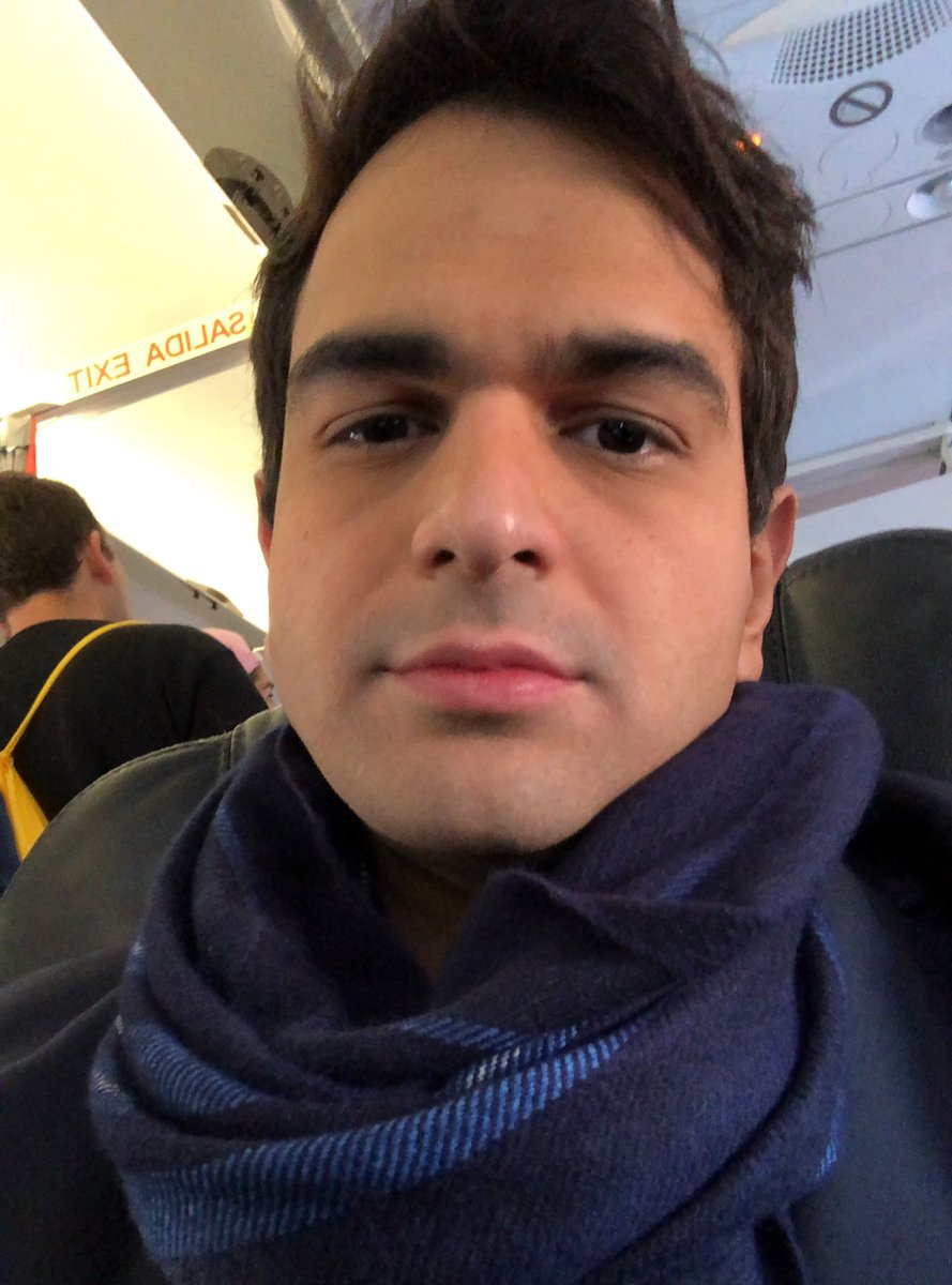 AlejoPalacio's tweet photo. ¡Volando hacia mi Arenosa! ✈️💙✌️ Posdata: ¿No les pasa, que a medida que pasan los años, se les pone un ojo más chiquito que el otro? 😉🤣🤣 ¡A mí, sí! https://t.co/gSXPhw6yJa