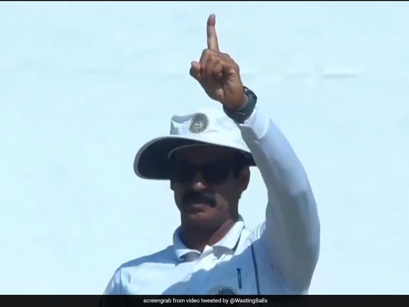 NDTVWorld's tweet photo. Watch: Umpire's delayed decision bemuses #Vidarbha captain #FaizFazal
#ROIVVID
#VIDvROI
WATCH: https://t.co/yhBuhkF5Dr https://t.co/Um2emNAAMu