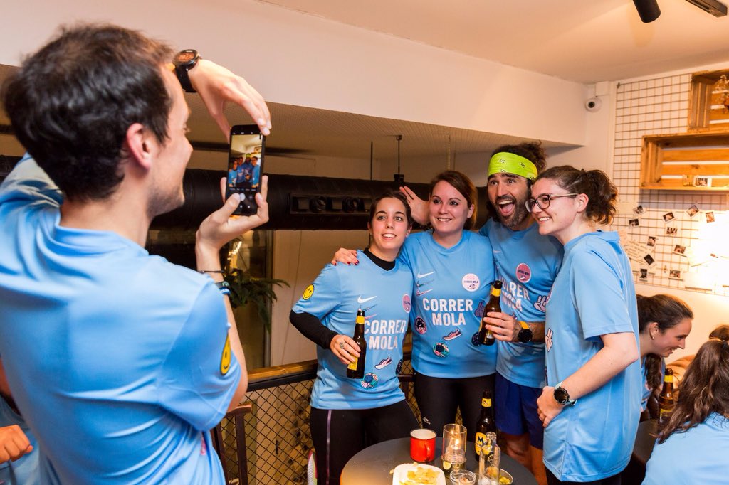 RaulGomez82's tweet image. Ayer nos juntamos unos buenos seres humanos para correr por las calles de Barcelona, probamos las nuevas Nike Epic React y echamos un buen ratito comentando la jugada con unas cervecitas bien frías postentreno, repletos  de endorfinas. #nikeepicreact #justdoit #Bcn 🏃🏻‍♂️🚀😀💪🏻🎥