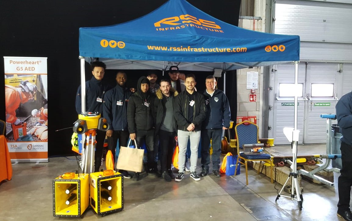 INFRA_Skills's tweet photo. Dave McDonough is at @SafeStart19 with our @ColasRailUK Level 3 OLE Apprentices. The #Apprentices are networking with fellow candidates and they are giving first hand experience on the #Apprenticeship programme, which is the first of it's kind in the UK!
#SafeStart #SafeStart19 https://t.co/VMxoU0DA6W