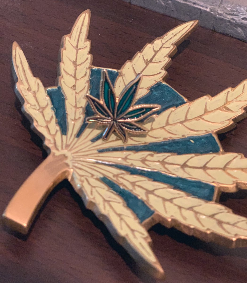 a_copy_of_a's tweet image. 朝から晩までどいつもこいつも私もsickなバレンタインデーだなぁって感じで思って帰宅したら、@TheHighClass_jp さんからバッチ届いてた、、
ありがとうございます😭
丁寧な手紙までありがとうございますカオルさん〜 とてもとても嬉しい😭ひとの優しさを感じた、、
#大麻バッチ #TheHighClass