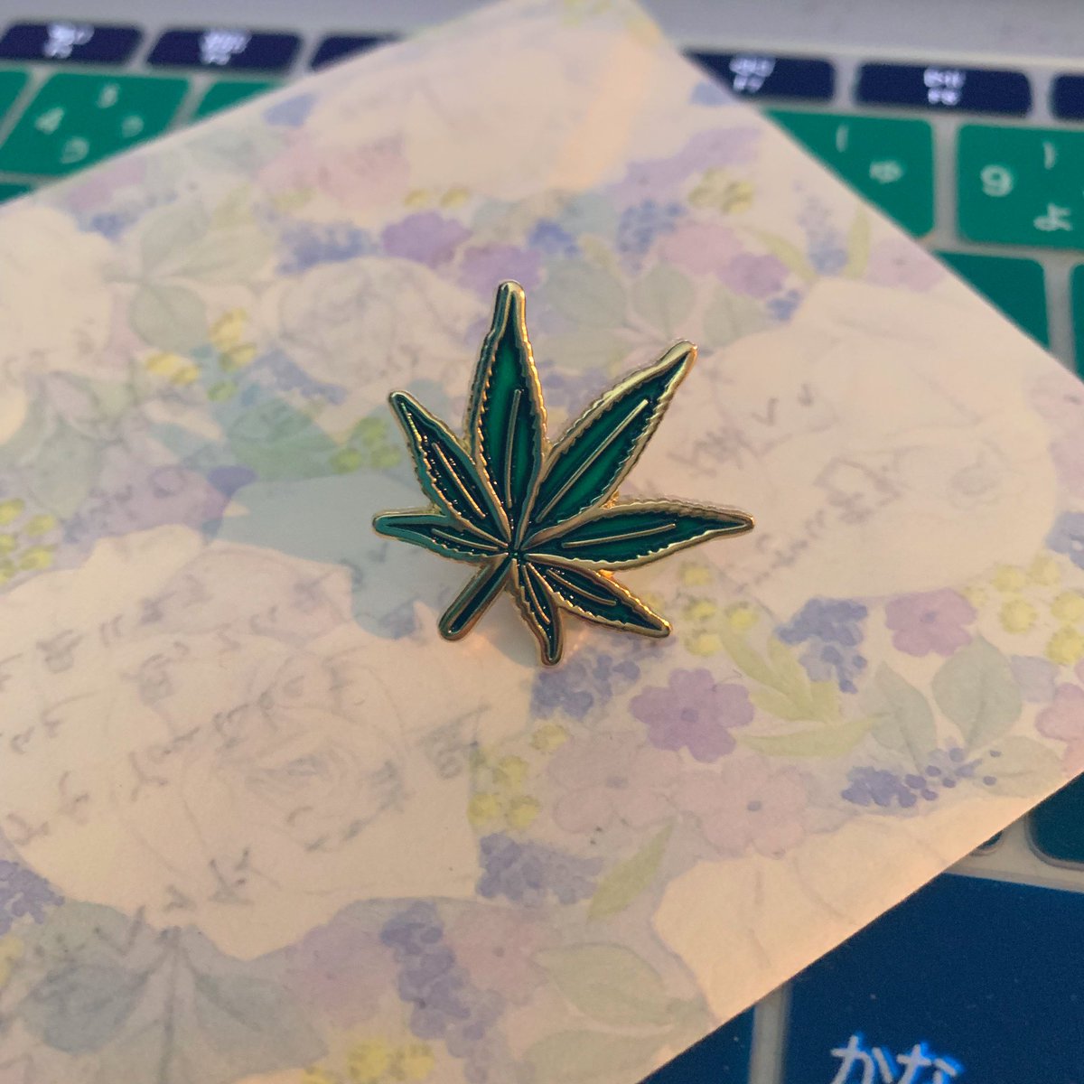 a_copy_of_a's tweet image. 朝から晩までどいつもこいつも私もsickなバレンタインデーだなぁって感じで思って帰宅したら、@TheHighClass_jp さんからバッチ届いてた、、
ありがとうございます😭
丁寧な手紙までありがとうございますカオルさん〜 とてもとても嬉しい😭ひとの優しさを感じた、、
#大麻バッチ #TheHighClass