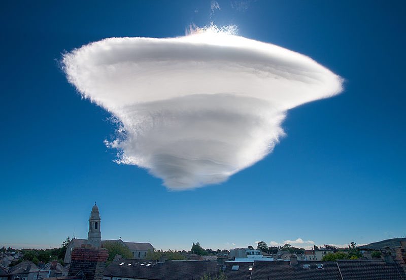 Meteovargas's tweet photo. El día que los "alienígenas" visitaron #Dublin. Espectacular nube lenticular que literalmente consiguió sacar los teléfonos a todo el mundo https://t.co/wyGdMablZa De @KildareMet Vía @CLIMAMERIDA