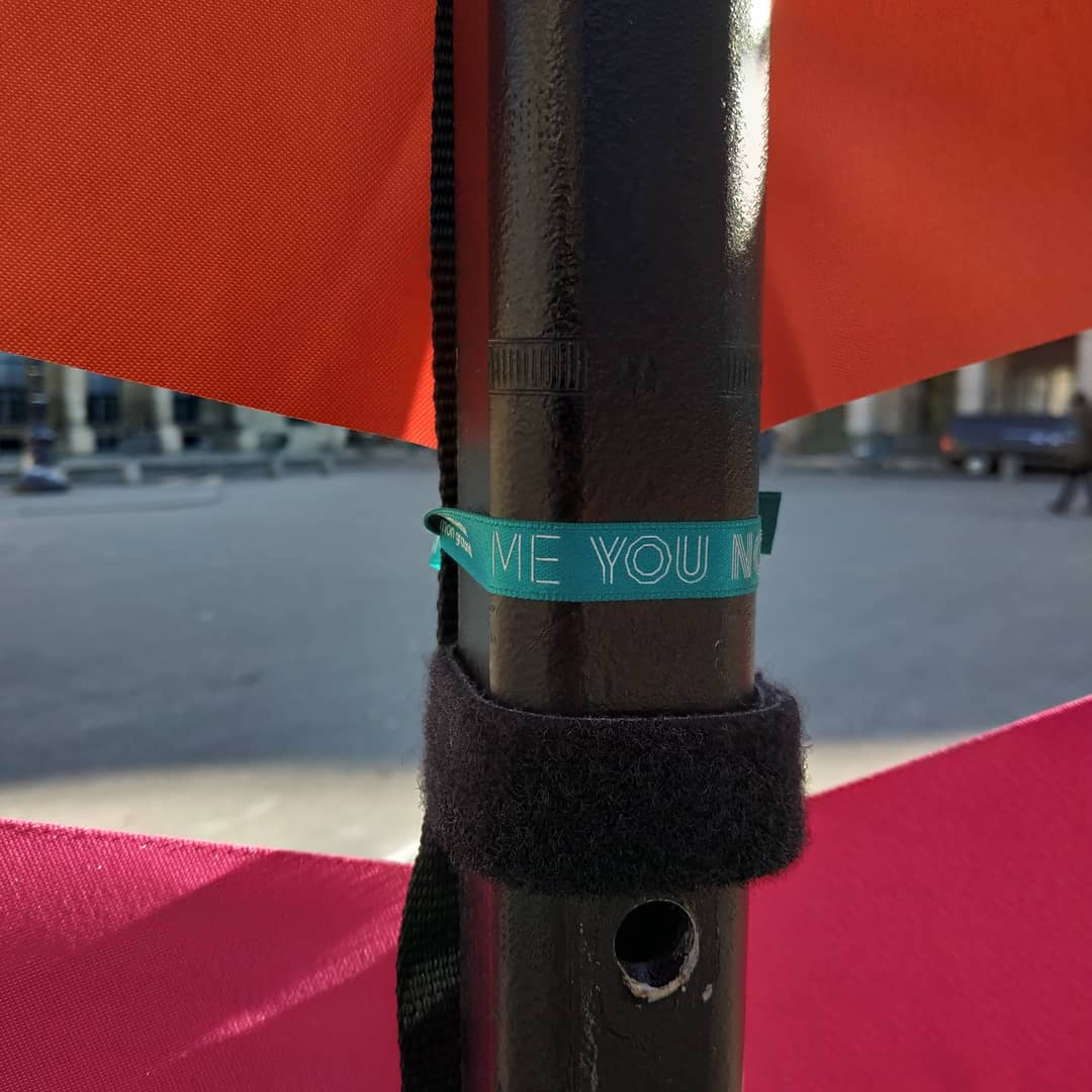 lacitedudesign's tweet photo. Premiers #rubans distribués et déjà premiers vœux ! Rdv à la #gatewaytoinclusion place du Palais-Royal à #Paris pour faire un voeux ou offrir un ruban #neyret à la personne de votre choix ! Toute la journée du 14fevrier #biennaledesign19 #MeYouNous #saintetienne #ValentinesDay https://t.co/Fe0MIADgpf