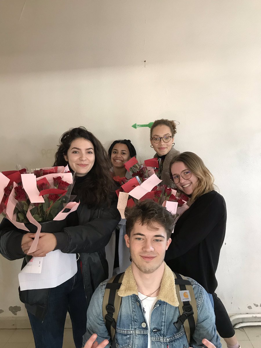SaintExMantes's tweet photo. Des manifestations d’amitié, de gentillesse à travers des centaines de roses que les élèves s’offrent en secret ou pas #saintexcestca https://t.co/ABwsqhrgGg