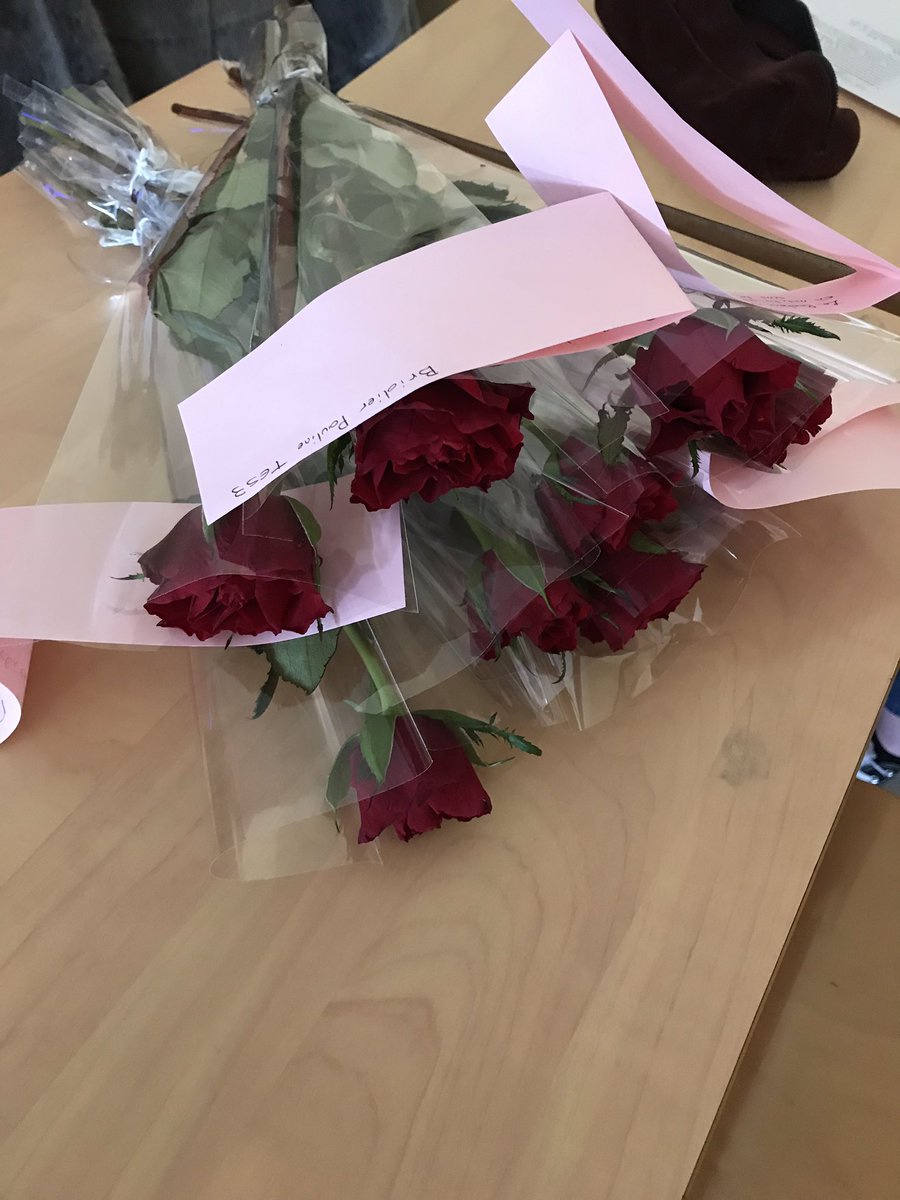 SaintExMantes's tweet photo. Des manifestations d’amitié, de gentillesse à travers des centaines de roses que les élèves s’offrent en secret ou pas #saintexcestca https://t.co/ABwsqhrgGg