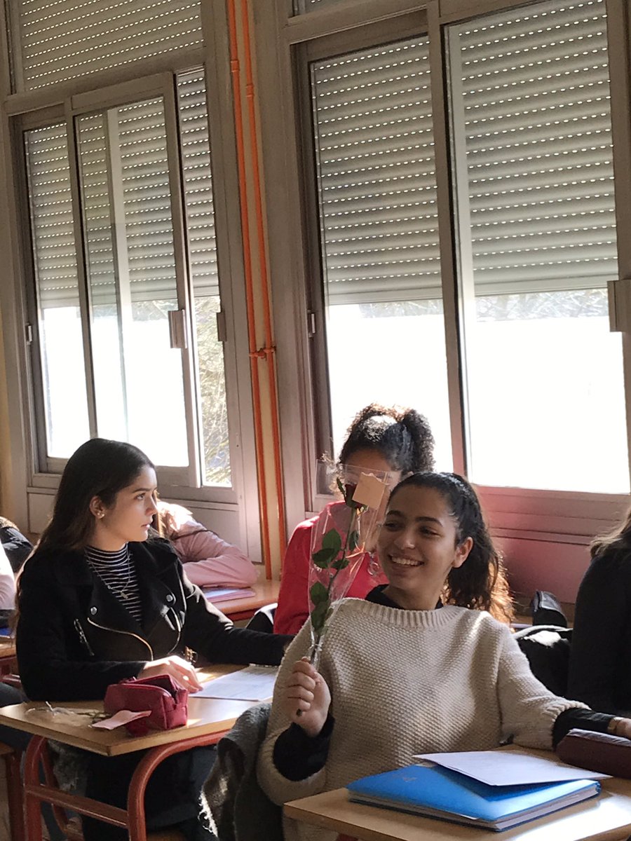 SaintExMantes's tweet photo. Des manifestations d’amitié, de gentillesse à travers des centaines de roses que les élèves s’offrent en secret ou pas #saintexcestca https://t.co/ABwsqhrgGg