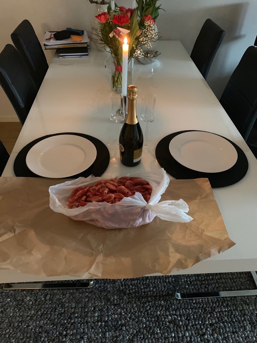 Glenn_Hysen's tweet photo. Till min älskling Camilla på ALLA HJÄRTANS DAG. 🍾👍🍾👍🍾👍🍾👍Ha d gott. Glenn https://t.co/Bl934jA9FQ