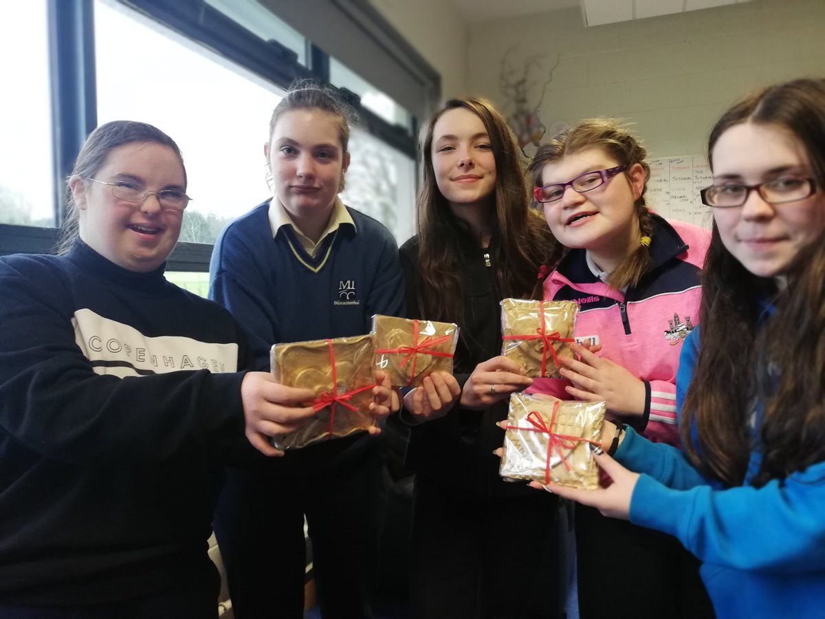 MICCDunmanway's tweet photo. Love is in the air in Rang Sinead for St Valentine’s Day as they finish their Art clay projects with a heart theme with help from Transition Year students. #reverseintegration #love #HappyValentinesDay https://t.co/oQDSSVsVWE