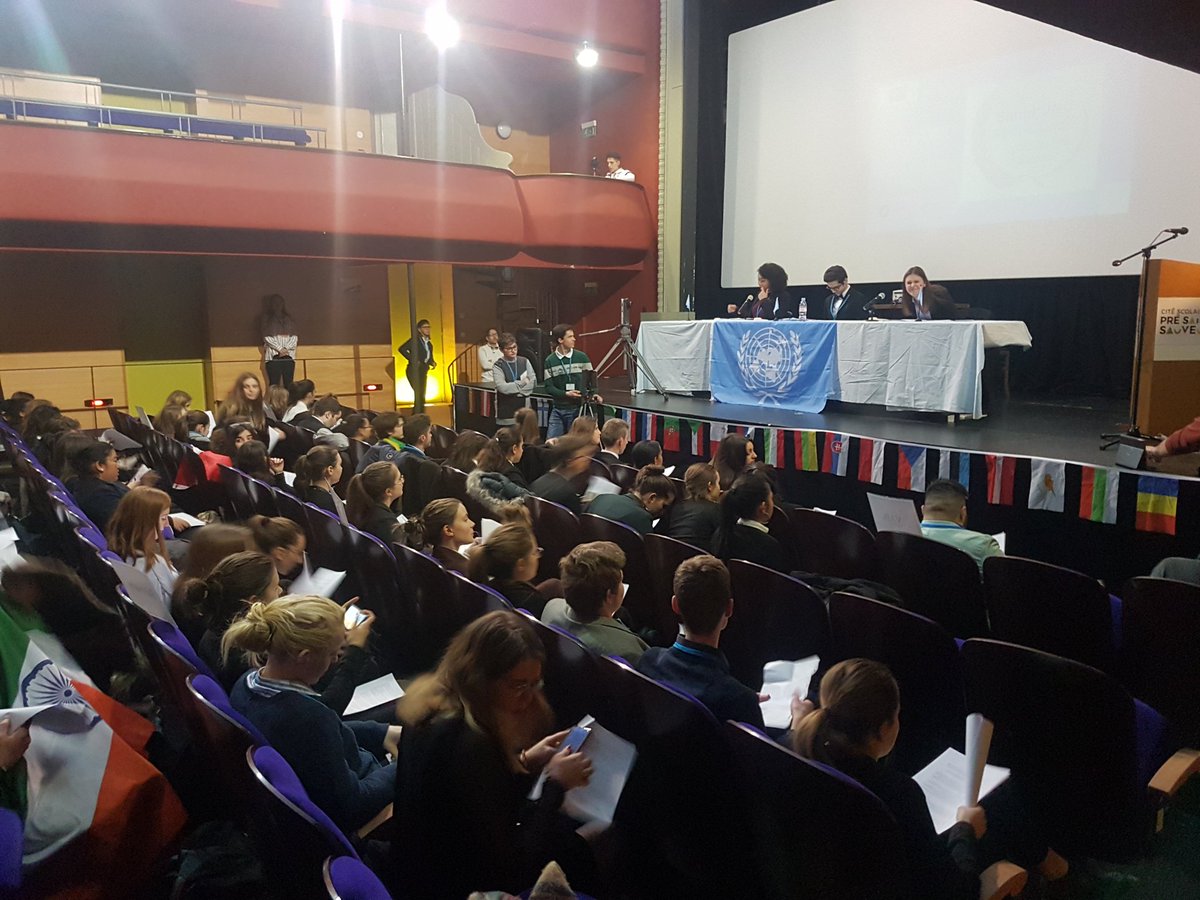 pvauchez's tweet photo. Début de la cérémonie de clôture de #simulonu , bel exercice de citoyenneté SIMUL'ONU, véritable simulation de l’Assemblée Générale des Nations Unies et de ses Comités https://t.co/3UT064Pvvh