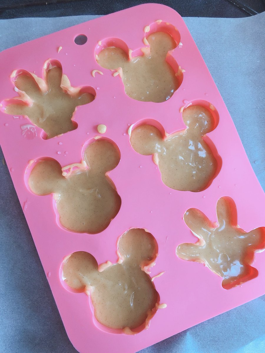 ともちゃばこ バレンタインということで ダイソーにミッキーとプーさんのかわいいシリコン型があったので買ってみました 職場用に大量生産 ダイソー Daiso 100均 ディズニー バレンタイン