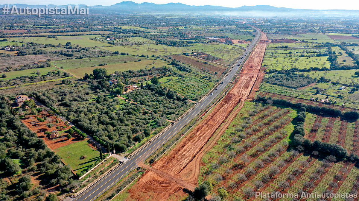 GOBMallorca's tweet photo. 🆘️ Continuen destrossant #Mallorca. L'urbanitzen i l'asfalten sense aturall, com si fos il·limitada, aquest és el MODEL
Les #autopistes són la màxima expressió d'aquest model, són els nous carrers d'una illa que cada dia és + una ciutat, que vol batre rècords... #AutopistaMai https://t.co/f9wzubY9GJ