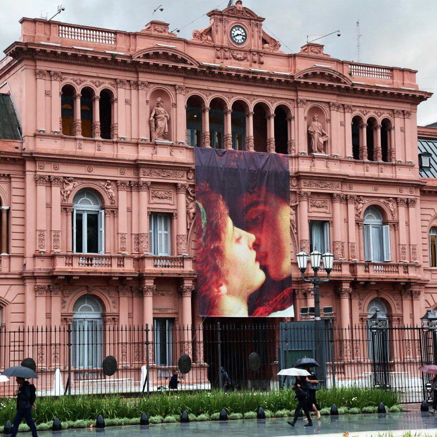 AgenciaTelam's tweet photo. En el Día de San Valentín, la Casa Rosada amaneció con un banner de Romeo y Julieta https://t.co/YSrLQjHq8t https://t.co/CGM43164RE