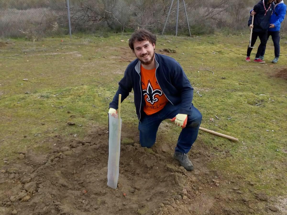 scoutcamelot's tweet photo. Hace algunos días estuvimos colaborando con la asociación @arribalasramas en la plantación popular de la Vereda de Castilla. Que bien que lo pasemos plantando pinos por el monte ;) 🌲🌳 https://t.co/jcvFsPbDje