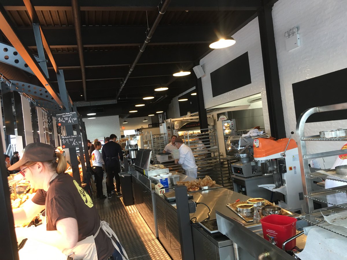 L'ouverture de notre première boulangerie à New York s'est bien passée, voici quelques photos. Au rendez-vous des sourires, et de la bonne humeur✈️🗽🇺🇸