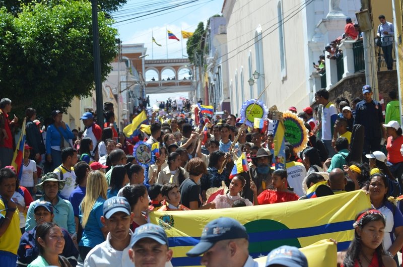 JorgePerezVEN's tweet photo. Junto al compatriota Dario Vivas y la Juventud de #Bolívar marchamos en el Bicentenario del Congreso de Angostura por la Paz, la Vida y la Soberanía en respaldo a la Revolución y al Pdte. @NicolasMaduro🇻🇪
#JuventudChavistaInvencible
#VenezuelaProduceEnPaz
#TrumpHandsOffVenezuela https://t.co/H9lrYTgwbd