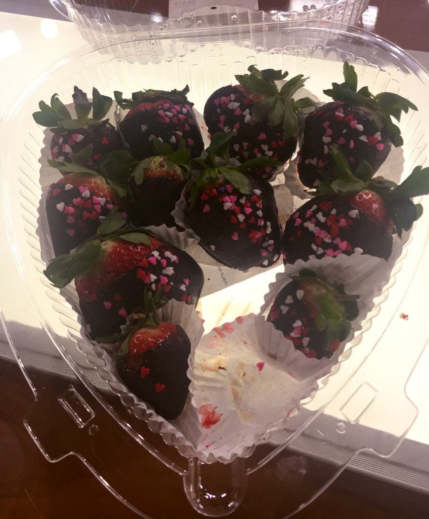 ShibaRussell's tweet image. Spreading the LOVE💕 
Thx to my sweet #MorningRushATL family (@chesley11alive @FranTVHost) for the #ValentinesDay goodies💋