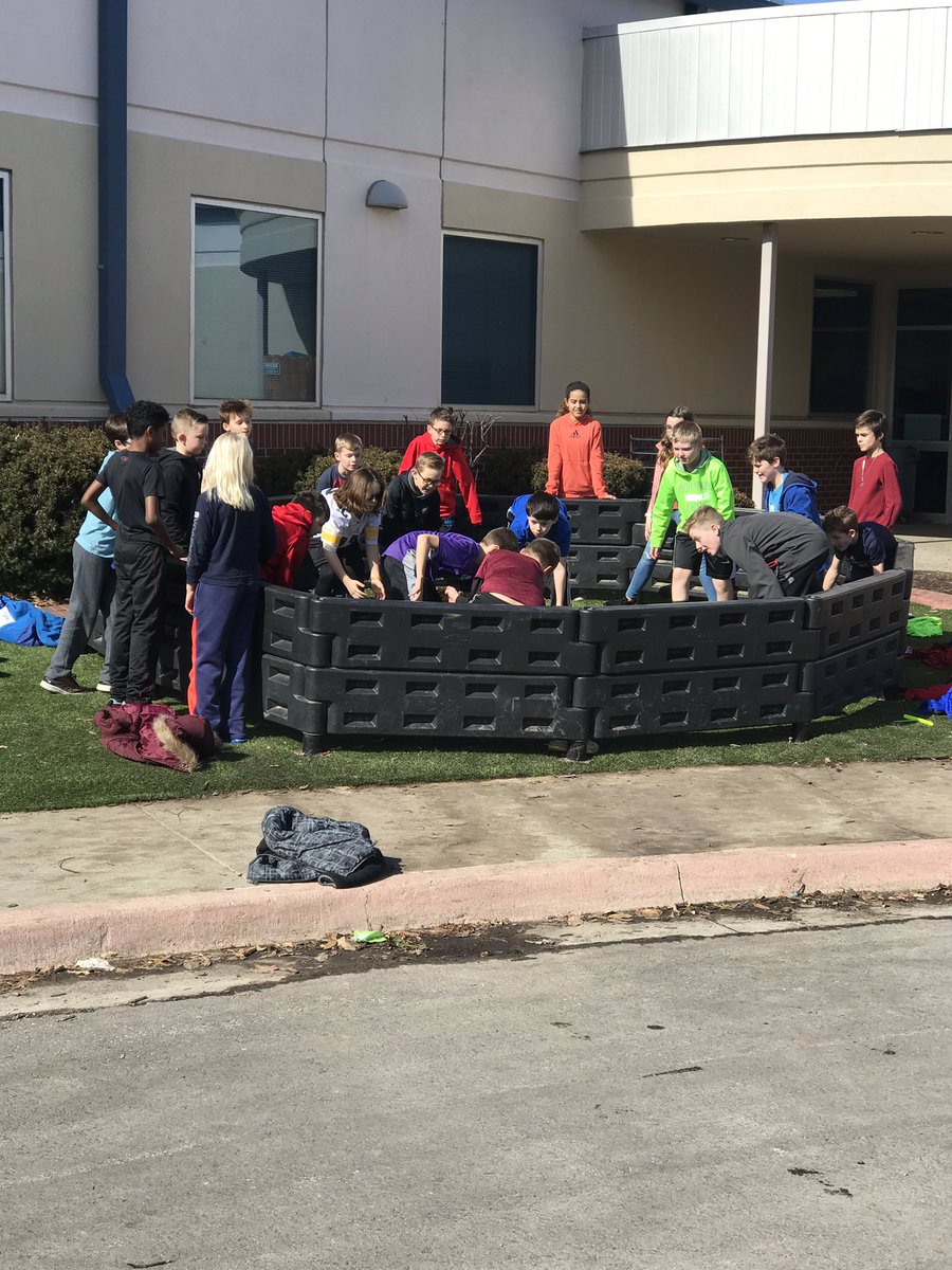 EPiCKlein5's tweet photo. Embracing the sunshine this #HappyHearts day! ❤️ It’s a brief reprieve between snows! #2bakid #gagaball #recessrules #hearthealthy @EpicElementary @EPiCPoskey4 @EPICKlein4 https://t.co/5x2L9QVyvB