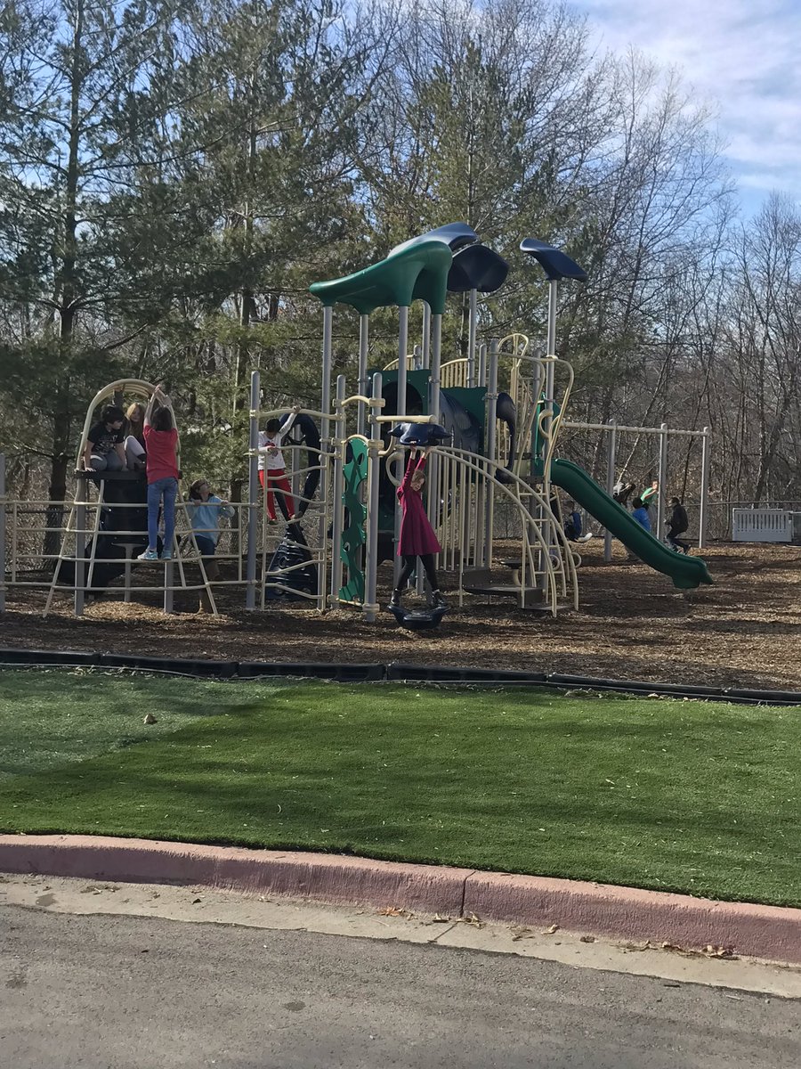 EPiCKlein5's tweet photo. Embracing the sunshine this #HappyHearts day! ❤️ It’s a brief reprieve between snows! #2bakid #gagaball #recessrules #hearthealthy @EpicElementary @EPiCPoskey4 @EPICKlein4 https://t.co/5x2L9QVyvB