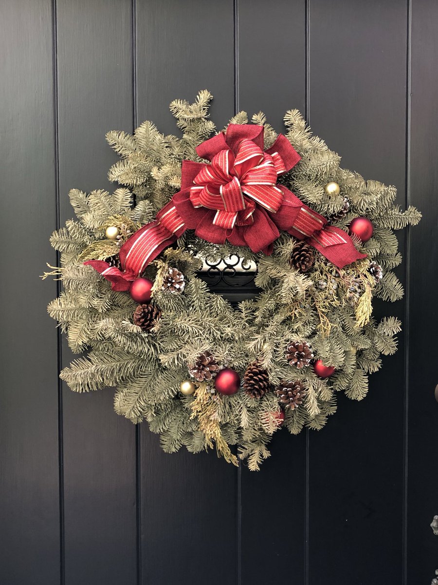 thelaurengraham's tweet image. On this February 14, it is important to me that you know two things:
1. I love you. 
2. Our Christmas wreath is still up. 
Happy Valentine’s Day! 💚🎄❤️