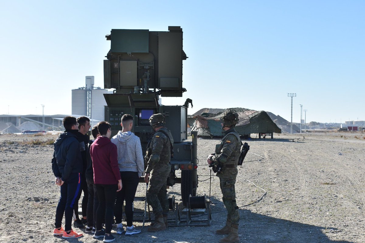 EMADmde's tweet image. Colegios de #Castellón visitan a la Unidad de Defensa Antiaérea #UDAA del #MDOA, desplegada en la provincia esta semana, para conocer  👌 el material y nuestros militares que vigilan y controlan su espacio aéreo para que ellos puedan vivir seguros.

#NuestraMisiónTuLibertad 🇪🇸