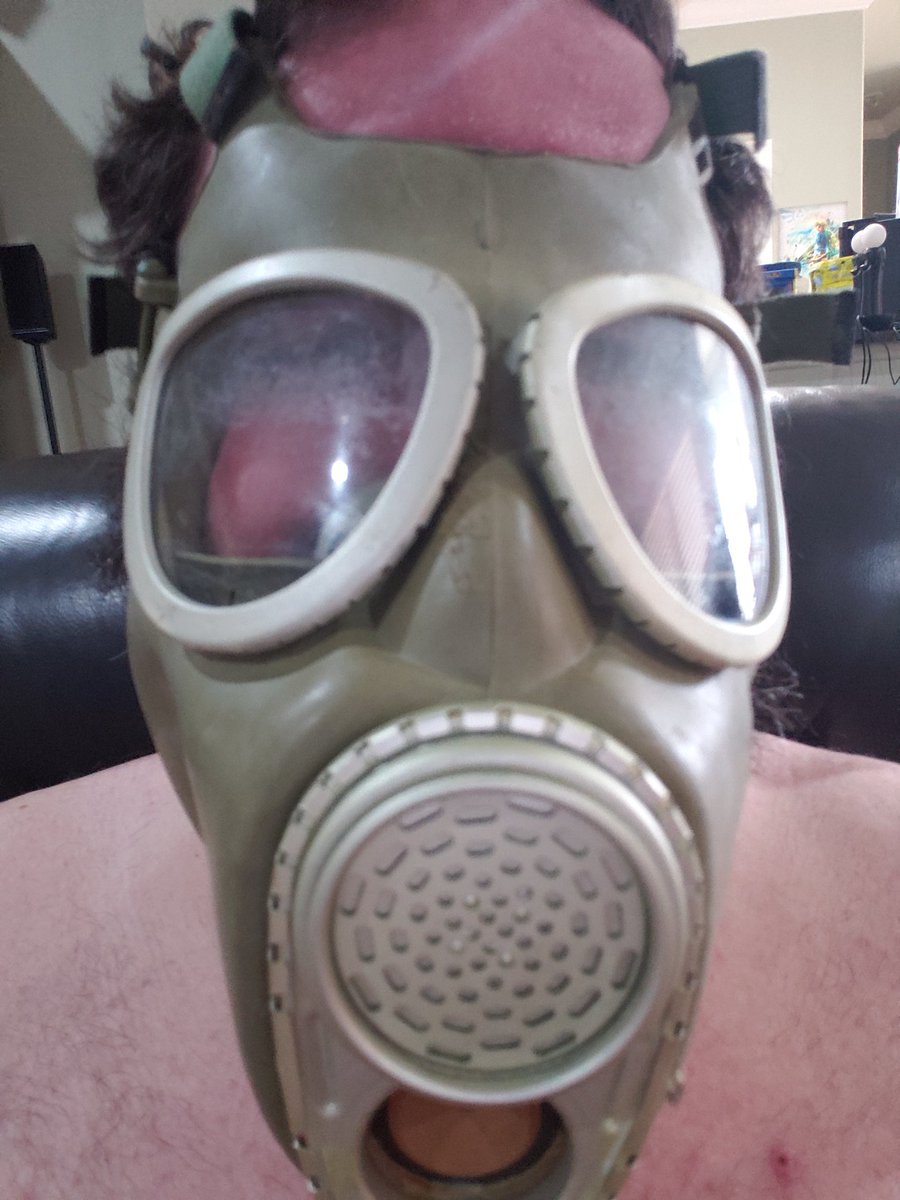 kage sammensværgelse Sprog Boogie2988 on Twitter: "Wow! They sent me a real gas mask to celebrate the  launch of METRO EXODUS today! Thanks for the swag and for the game code!  https://t.co/eEZu9S94nn" / Twitter