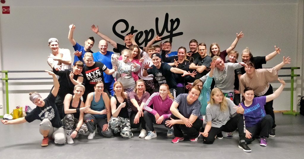 Villekongas's tweet photo. Minä ja oppilaani toivotamme hyvää #ystävänpäivä 'ä kaikille muille tanssin ystäville ja erityisesti @StepUpSchool97 henkilökunnalle!
#stepupschool #tanssi https://t.co/eMeRzfV7EK