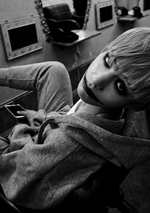 taekooksecret's tweet photo. Y si taekook no es real porque jk solía tener una foto de taehyung disfrazado de joker como fondo de pantalla de su celular? https://t.co/NIrFwY6kdf