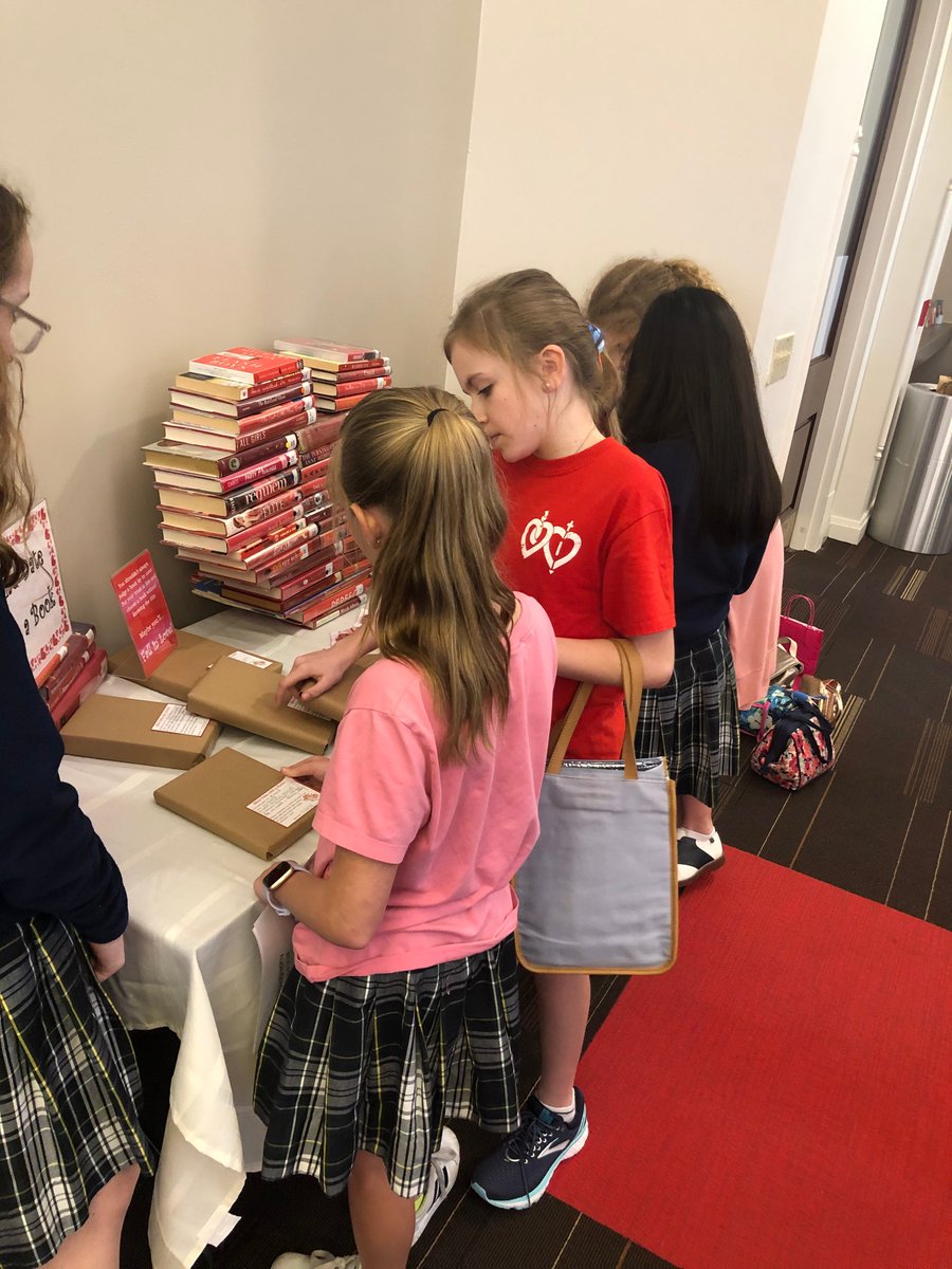 ashlibrary_ms's tweet image. Happy Valentine&apos;s Day! #blinddatewithabook #dontjudgeabookbyitscover #HappyVDay @ASHRosary