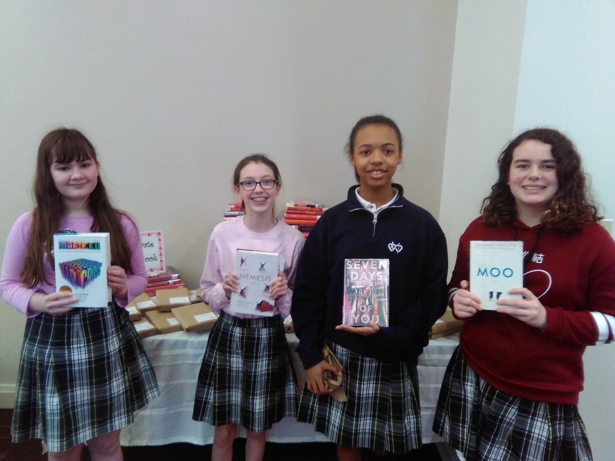 ashlibrary_ms's tweet image. Happy Valentine&apos;s Day! #blinddatewithabook #dontjudgeabookbyitscover #HappyVDay @ASHRosary