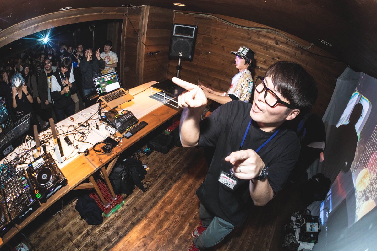 OROZI_DJ's tweet photo. 34歳になりました🙏四捨五入で言うところのアラサーラストイヤーです…忍び寄るアラフォーの音😨

今年はもう少し身体を大事にして(マジで)、でも変わらず元気に各地の現場で遊んで行きたいです。34歳の今年も皆様何卒よろしくお願いします！☺️

(ヲタパの時の写真…タクボクくんありがとう✌️) https://t.co/2oqyQcFBId