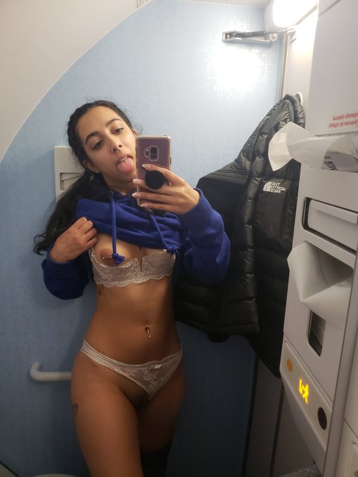 I love getting naughty on the airplane 😏 #premiumsnapchat https://t.co/2LQPeNoDMu