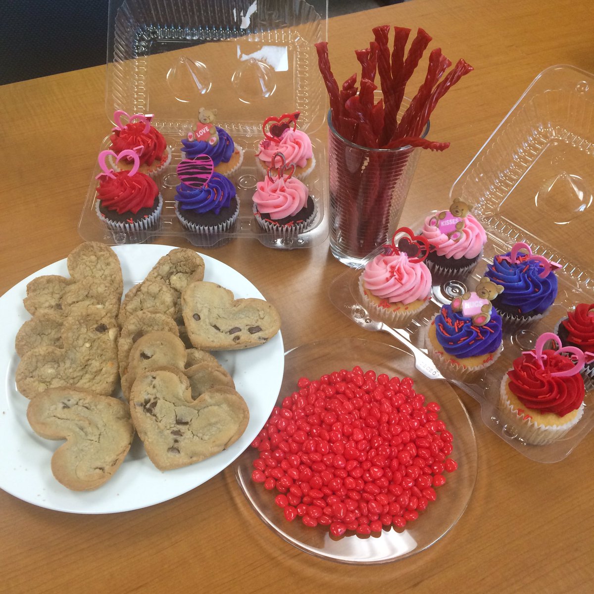 sand98's tweet image. #valentines day treats from my #amazing #coworkers at #branch0040 #lndont @TD_Canada #branchlife